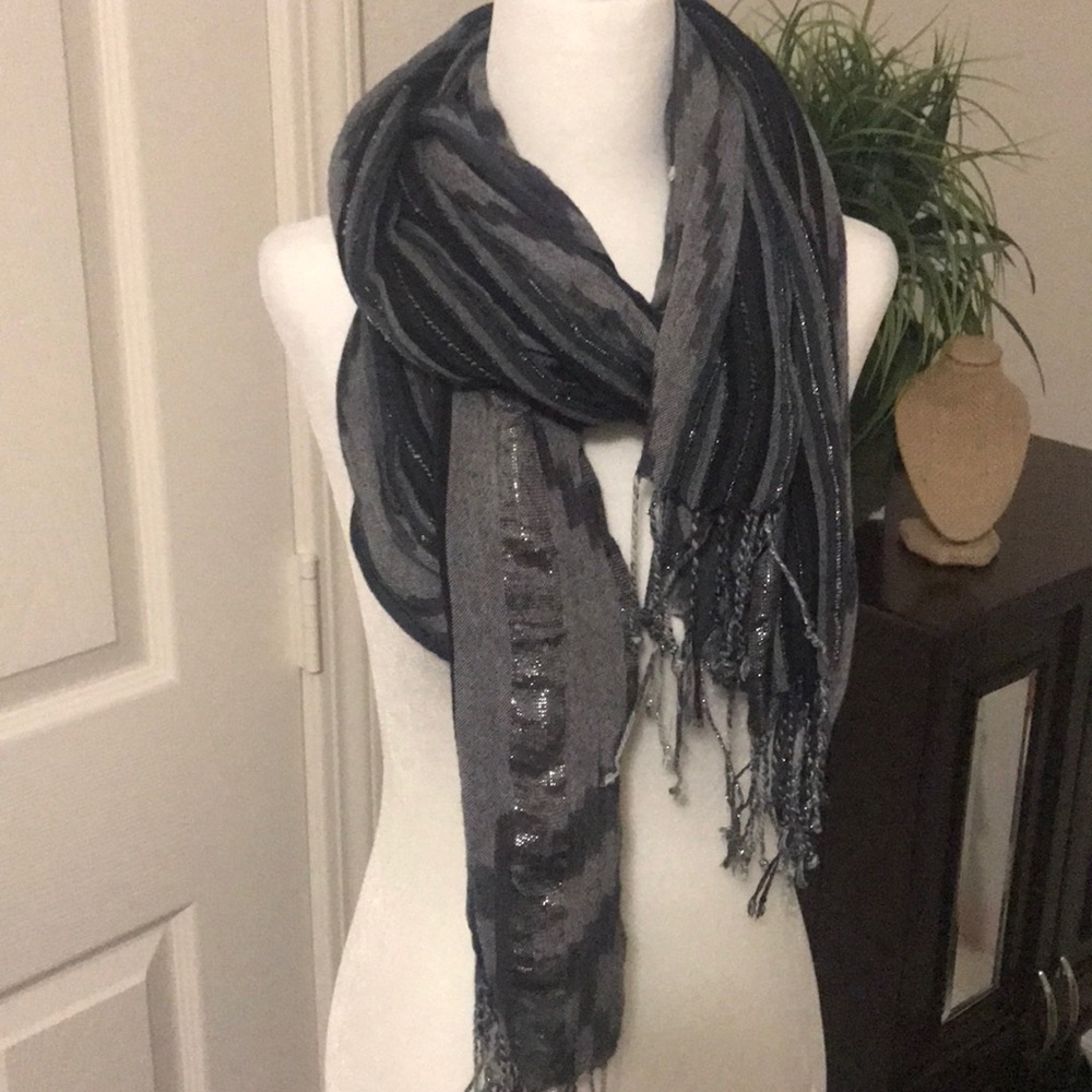 Black and grey scarf